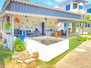een huis met een zwembad in de achtertuin bij Reho Resort 