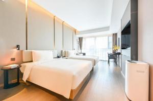 Un pat sau paturi într-o cameră la Atour Hotel Tianjin Wuqing High-speed Railway Station