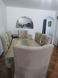 ein Esszimmer mit einem Tisch und Stühlen in der Unterkunft Habitación Amplia cerca al Éxito de la Cra 27 in Barranquilla