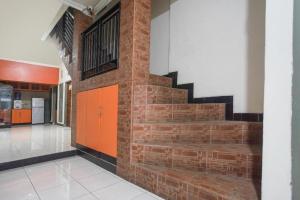 ceglana ściana ze schodami w budynku w obiekcie SUPER OYO 3323 Icha Homestay w mieście Sudiang