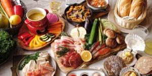 una tavola con molti tipi diversi di alimenti su piatti di VISION GLAMPING Resort & Spa Lake Yamanaka a Yamanakako