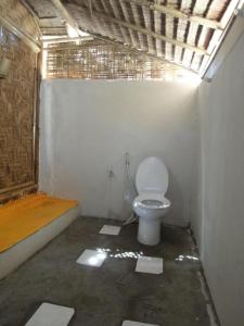 วารินทร์ วิลเลจ في كو ليبي: حمام مع مرحاض أبيض في الغرفة