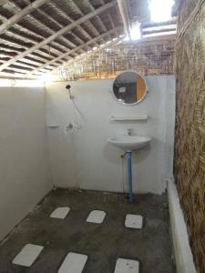 วารินทร์ วิลเลจ في كو ليبي: حمام مع حوض ومرآة
