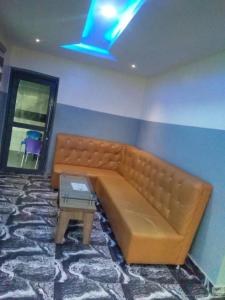 un sofá en una sala de estar con luz azul en Americana Hotel, en Oshodi