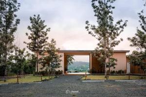 Ban Khao Ya Nua的住宿－THUNWA the CAMPSITE，一座带大窗户和树木的房子