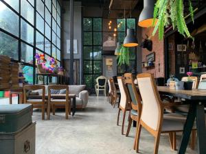 En restaurang eller annat matställe på Warehouse18 Pool Cafe Resort