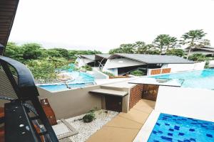 努沙杜瓦的住宿－De Camoes Villa，享有带2个游泳池的度假村景致