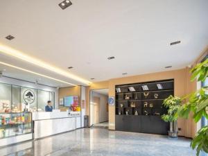 Lobby o reception area sa GreenTree Inn Express Qingdao Jiaodong International Airport