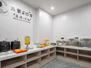 uma cozinha com um balcão com comida em GreenTree Inn Express Qingdao Jiaodong International Airport em Ligezhuang