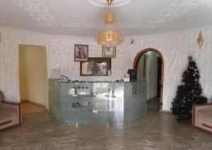 salon z choinką świąteczną w pokoju w obiekcie Adap Hotel w mieście Agbabiaka