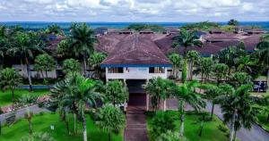 z powietrza widok na ośrodek z palmami w obiekcie IBOM ICON HOTEL AND GOLF RESORT w mieście Mbiakong