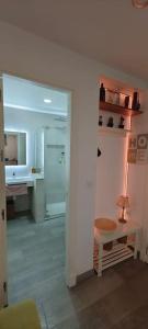 een kamer met een badkamer met een wastafel en een tafel bij Apartamento a pie de playa. in Chiclana de la Frontera
