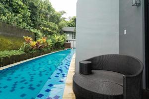 una sedia accanto alla piscina di Coco Ville a Nusa Dua