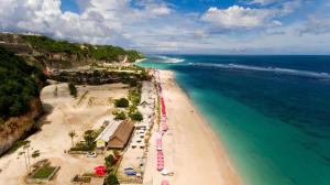una vista aerea su una spiaggia con ombrelloni e sull'oceano di Coco Ville a Nusa Dua