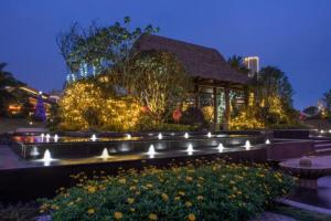 einen Garten mit Lichtern vor einem Gebäude in der Unterkunft Country Garden Phoenix Hotel Nanchong in Gaoping