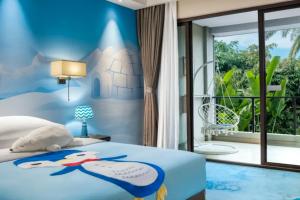 Schlafzimmer mit einem Bett mit blauer Wand in der Unterkunft Country Garden Phoenix Hotel Nanchong in Gaoping