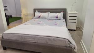 una camera da letto con un grande letto con due cuscini di Independent Studio Suite a Ottawa
