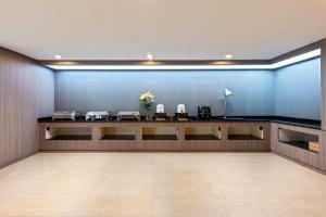 Um restaurante ou outro lugar para comer em Hanting Hotel Guangzhou Baiyun Airport Renhe Metro Station