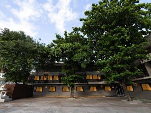 um edifício com duas árvores em frente em B2 Phayao Boutique & Budget Hotel em Ban Rong Ha