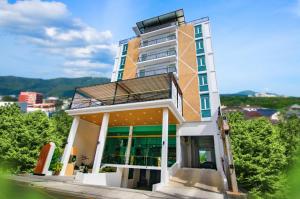 a building with a balcony on top of it at Analynn Hotel in Ban Kohong