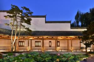 een uitzicht op een gebouw 's nachts bij Blossom House Jinan Shunlu in Jinan