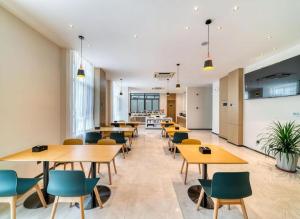 an office with tables and chairs and a cafeteria at City Comfort Inn Hotel Taizhou Jiangyan 2nd Affiliated Middle School Railway Station in Guanzhuang