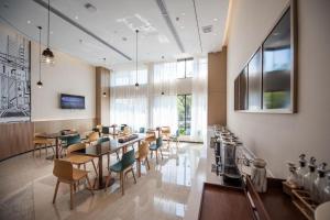 A restaurant or other place to eat at City Comfort Inn Ezhou Wuyue Plaza