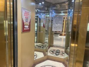 una vitrina en una tienda con en City Comfort Inn Beijing Capital Airport Shunyi Metro Station en Tahe