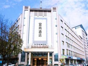 duży biały budynek z napisem w obiekcie Echarm Hotel Jinzhong Yuci Wanda Plaza w mieście Jinzhong