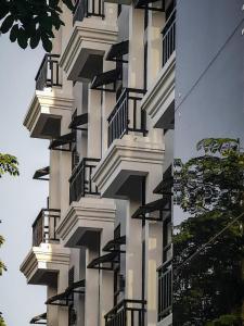 een gebouw met balkons aan de zijkant bij Meatophum Samnang in Battambang