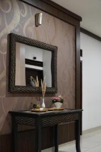 Pamanukan-hilirにあるParis Day Hotelの鏡付きの壁