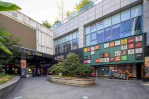 杭州杭州火车东站钱唐嘉客酒店的一座大建筑的侧面有标志