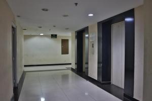 茂物的住宿－Buka Room Apartemen Bogor Valley，建筑的走廊,有黑白墙