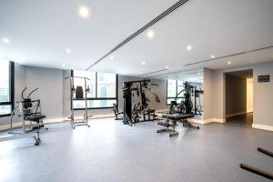 einen Fitnessraum mit Laufbändern und Trainingsgeräten in einem Gebäude in der Unterkunft Royal sherao hotel فندق شراعوه الملكي in Doha