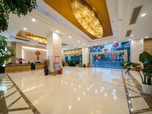 een grote lobby met een grote witte dansvloer bij Bashan Hotel in Heshan