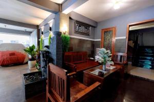 Posezení v ubytování RedDoorz Syariah @ Delta Sari Aloha Waru