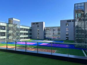 un campo da tennis di fronte a un edificio di The Community A by City college a Goyang