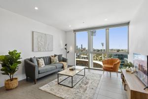 uma sala de estar com um sofá e uma mesa em Executive 2-Bed with Stadium View, Great Amenities em Brisbane