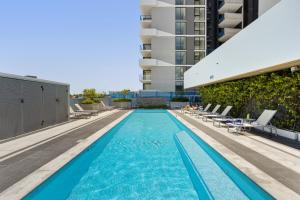 una piscina en la azotea de un edificio en Executive 2-Bed with Stadium View, Great Amenities en Brisbane