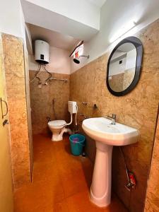 Phòng tắm tại DISHA SILVER PEAK Hotel