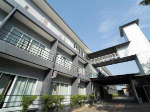 an external view of a building with a walkway at B2 Nakhon Sawan Boutique & Budget Hotel in Ban Nong Krot Nok