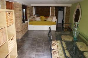 a living room with a bed in a room at One Bedroom Character Cottage in Farthinghoe