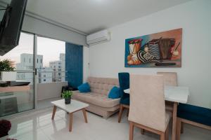 uma sala de estar com um sofá e uma mesa em Apartamento El Colibri Cartagena en torre PRIMI em Cartagena das Índias
