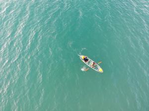 eine Person in einem Boot im Wasser in der Unterkunft Pearl Beach Resort & Spa in Koh Rong Sanloem