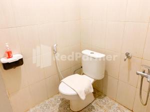 Kopalnica v nastanitvi Hotel Andono near YIA Mitra RedDoorz
