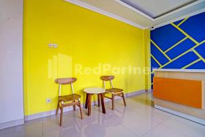 Predel za sedenje v nastanitvi Hotel Andono near YIA Mitra RedDoorz
