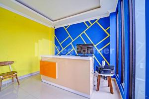TV in/ali zabaviščno središče v nastanitvi Hotel Andono near YIA Mitra RedDoorz
