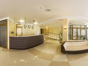 una hall con una grande lobby di asterisco asterisco asterisco. di Vorobyovy Gory Hotel a Kurgan
