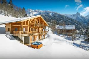 マニグードにあるChalet la Croix Meridionale - OVO Networkの山々を背景にした雪の丸太小屋