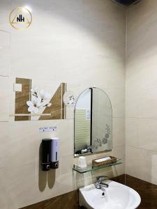 胡志明市的住宿－Gia Hân Hotel Bình Tân，一间带水槽和镜子的浴室
